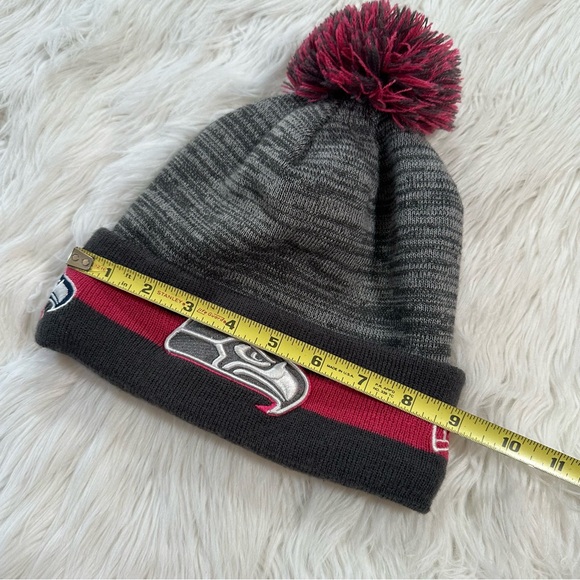 New Era • Seattle Seahawks Breast Cancer Awareness Official NFL Pom Pom Beanie - Picture 4 of 9